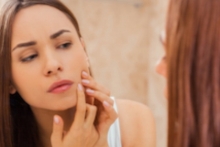 Cómo combatir las imperfecciones con una rutina de cuidado de la piel adecuada